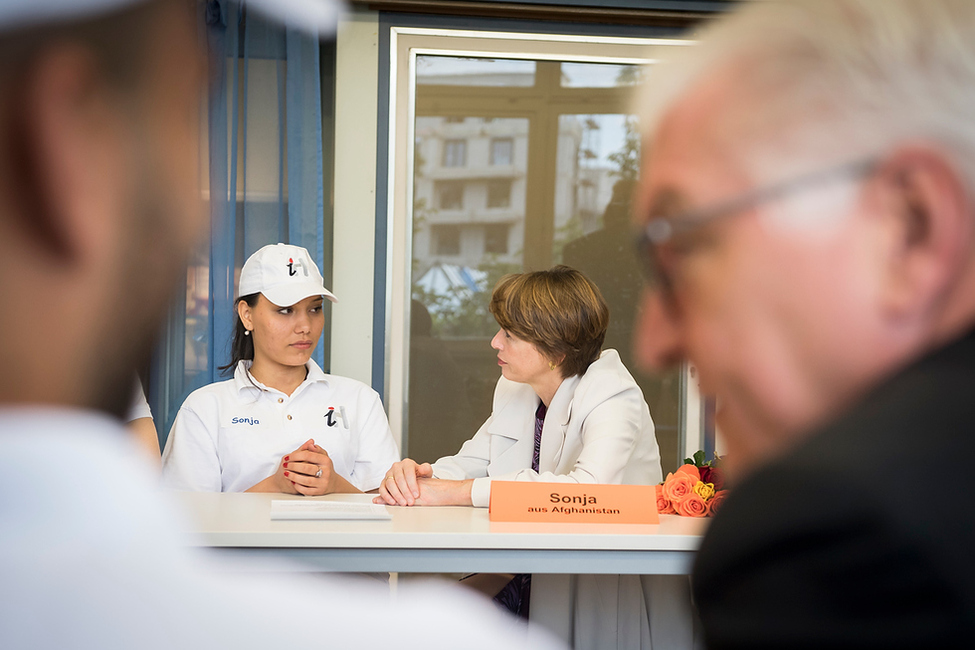 Bundespräsident Frank-Walter Steinmeier und Elke Büdenbender im Gespräch mit Auszubildenden der Integrationsklasse der Gewerblichen Schule Im Hoppenlau in Stuttgart anlässlich seines Antrittsbesuchs in Baden-Württemberg 