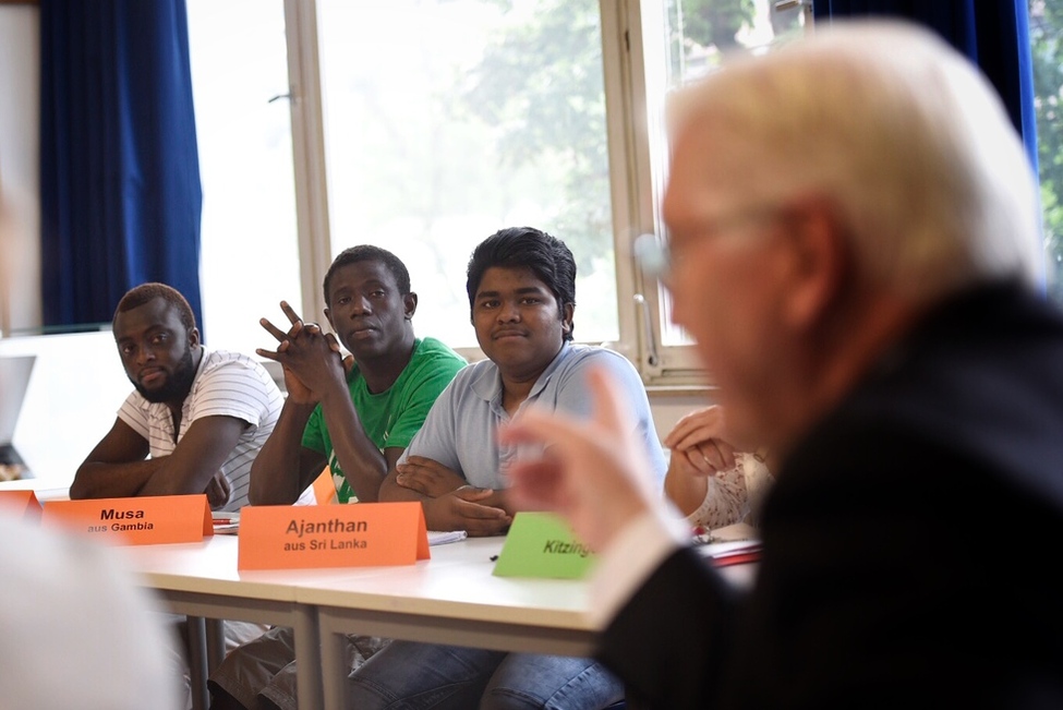 Bundespräsident Frank-Walter Steinmeier im Gespräch mit Auszubildenden der Integrationsklasse der Gewerblichen Schule Im Hoppenlau in Stuttgart anlässlich seines Antrittsbesuchs in Baden-Württemberg 