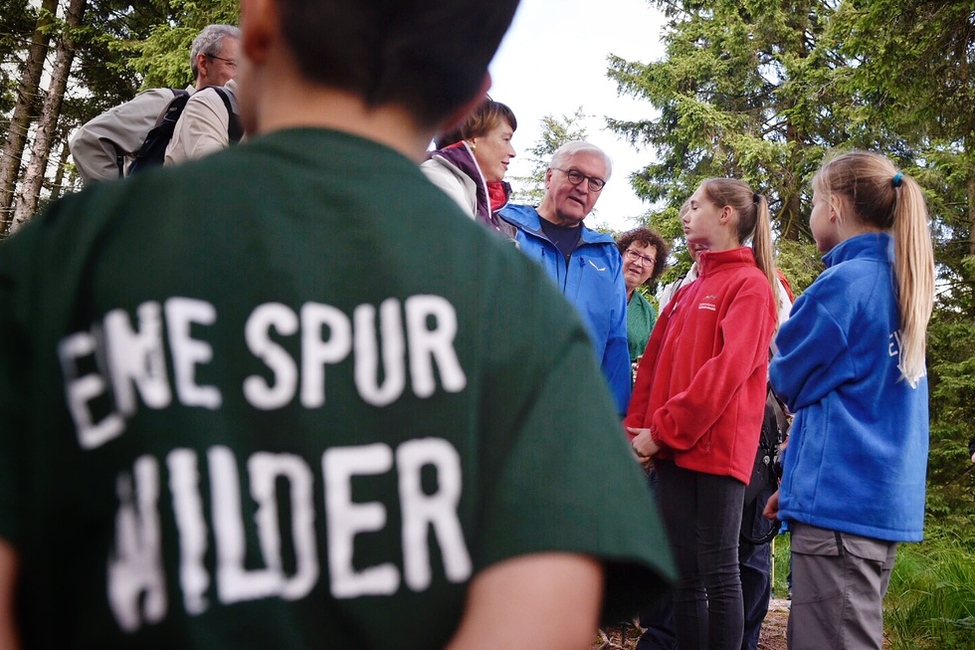 Bundespräsident Frank-Walter Steinmeier und Elke Büdenbender bei einer Wanderung durch den Nationalpark Schwarzwald in Seebach in Begleitung von einer Junior-Ranger-Gruppe anlässlich des Antrittsbesuchs in Baden-Württemberg