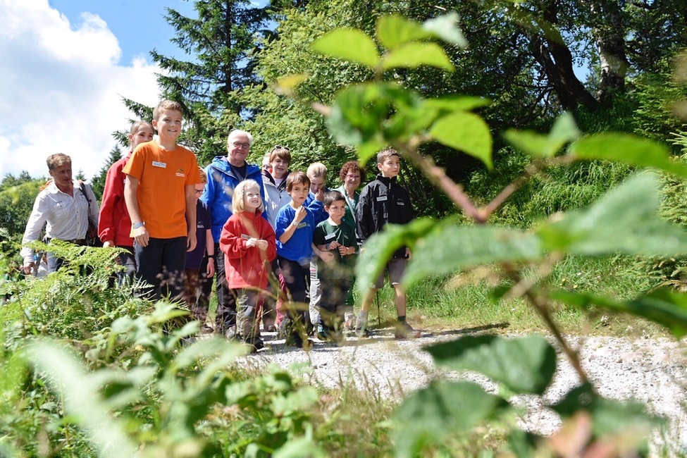 Bundespräsident Frank-Walter Steinmeier und Elke Büdenbender bei einer Wanderung durch den Nationalpark Schwarzwald in Seebach in Begleitung von einer Junior-Ranger-Gruppe anlässlich des Antrittsbesuchs in Baden-Württemberg