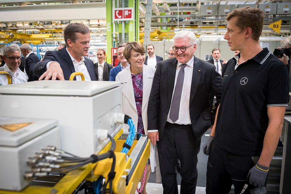 Bundespräsident Frank-Walter Steinmeier und Elke Büdenbender beim Rundgang durch die Produktionshallen des Daimler Werk anlässlich des Antrittsbesuchs in Baden-Württemberg