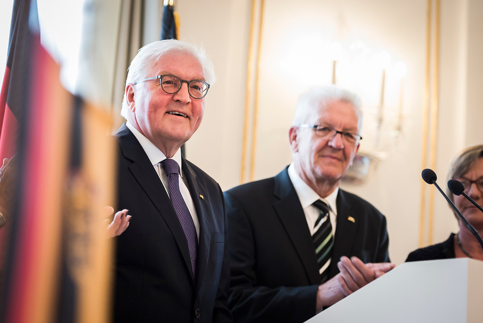 Bundespräsident Frank-Walter Steinmeier begrüßt die Mitglieder des Landeskabinetts im Runden Saal der Villa Reitzenstein bei seinem Antrittsbesuch in Baden-Württemberg