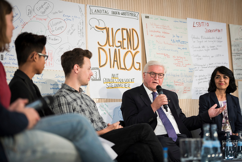 Bundespräsident Frank-Walter Steinmeier tauscht sich beim Jugenddialog im Haus des Landtages mit Schülerinnen und Schülern zum Thema Demokratie aus