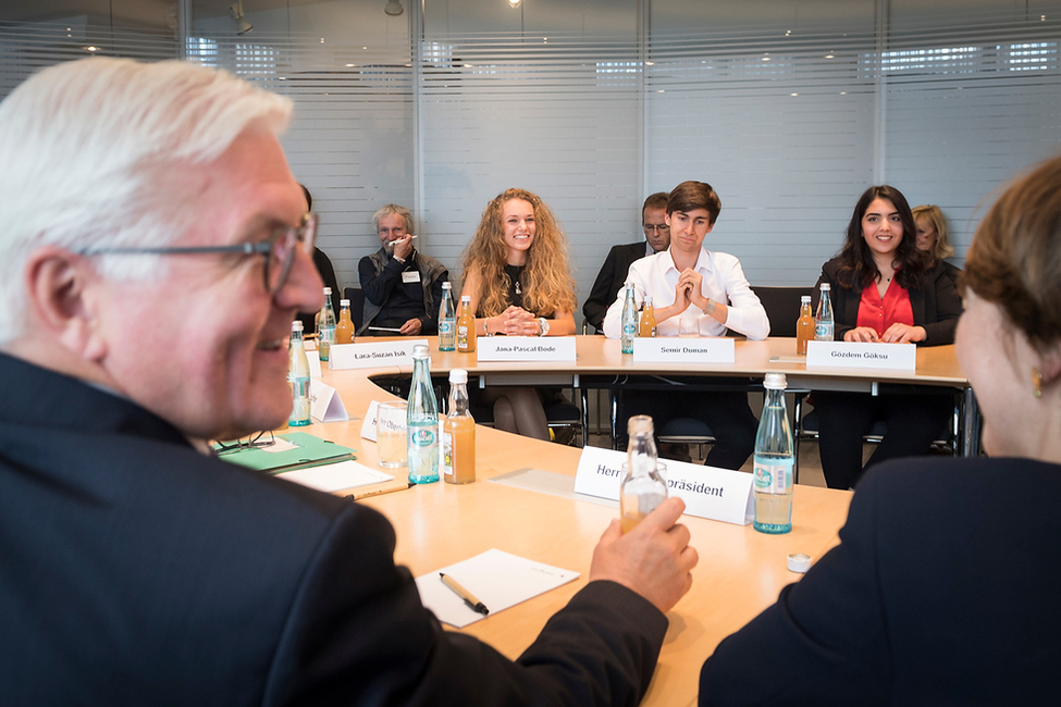 Bundespräsident Frank-Walter Steinmeier und Elke Büdenbender tauschen sich mit Jugendräten im Rathaus von Stuttgart aus