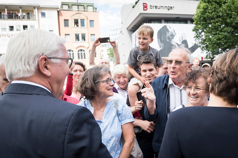 Bundespräsident Frank-Walter Steinmeier tauscht sich bei seinem Antrittsbesuch in Baden-Württemberg mit Bürgerinnen und Bürgern vor dem Rathaus aus 