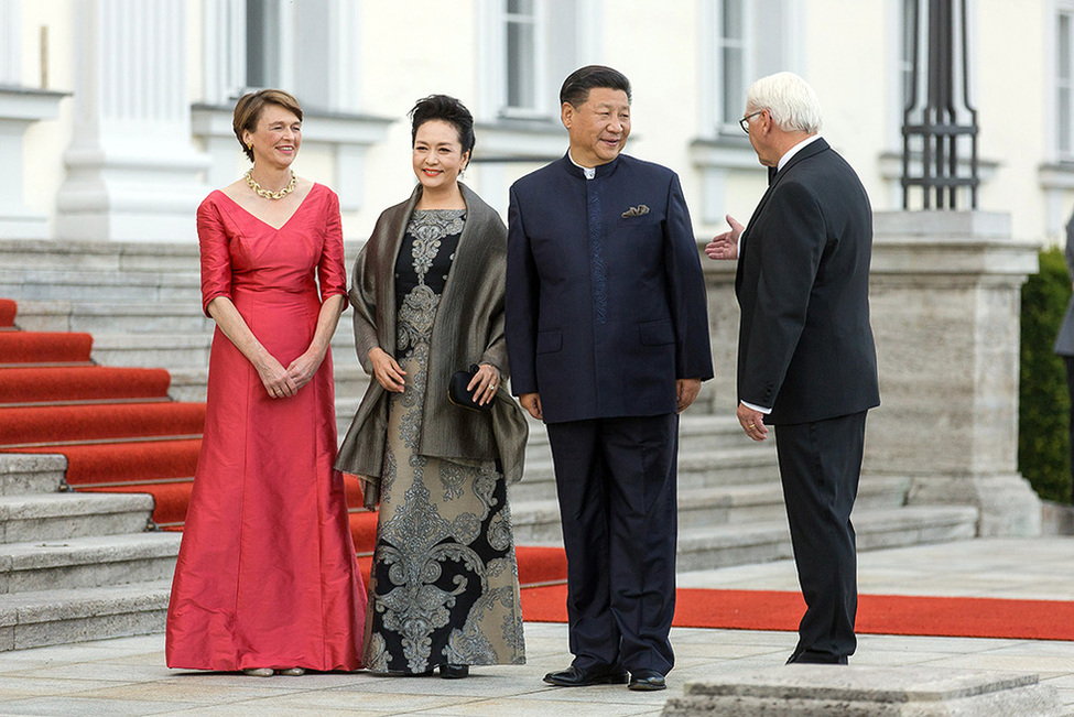 Bundespräsident Frank-Walter Steinmeier und Elke Büdenbender begrüßen Xi Jinping und seine Frau Peng Liyuan am Schlossportal anlässlich des Staatsbanketts zu Ehren des Präsidenten der Volksrepublik China in Schloss Bellevue 