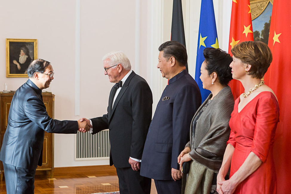 Bundespräsident Frank-Walter Steinmeier und Elke Büdenbender beim gemeinsamen Defilee mit Xi Jinping und seiner Frau Peng Liyuan im Salon Luise anlässlich des Staatsbanketts zu Ehren des Präsidenten der Volksrepublik China in Schloss Bellevue 