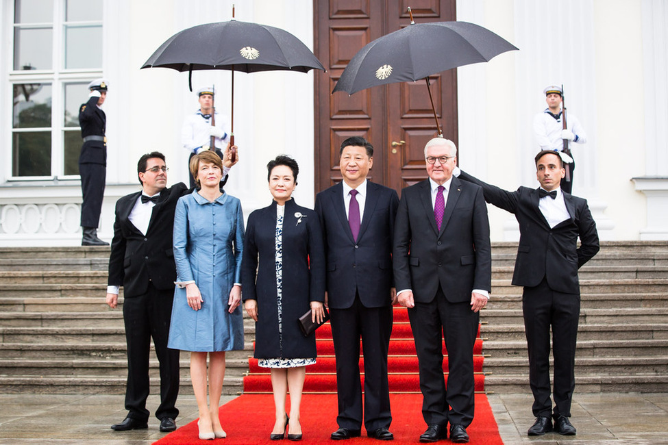 Bundespräsident Frank-Walter Steinmeier und Elke Büdenbender bei der Begrüßung des Präsidenten der Volksrepublik China Xi Jinping und seiner Frau Peng Liyuan am Schlossportal von Schloss Bellevue anlässlich des Staatsbesuchs 