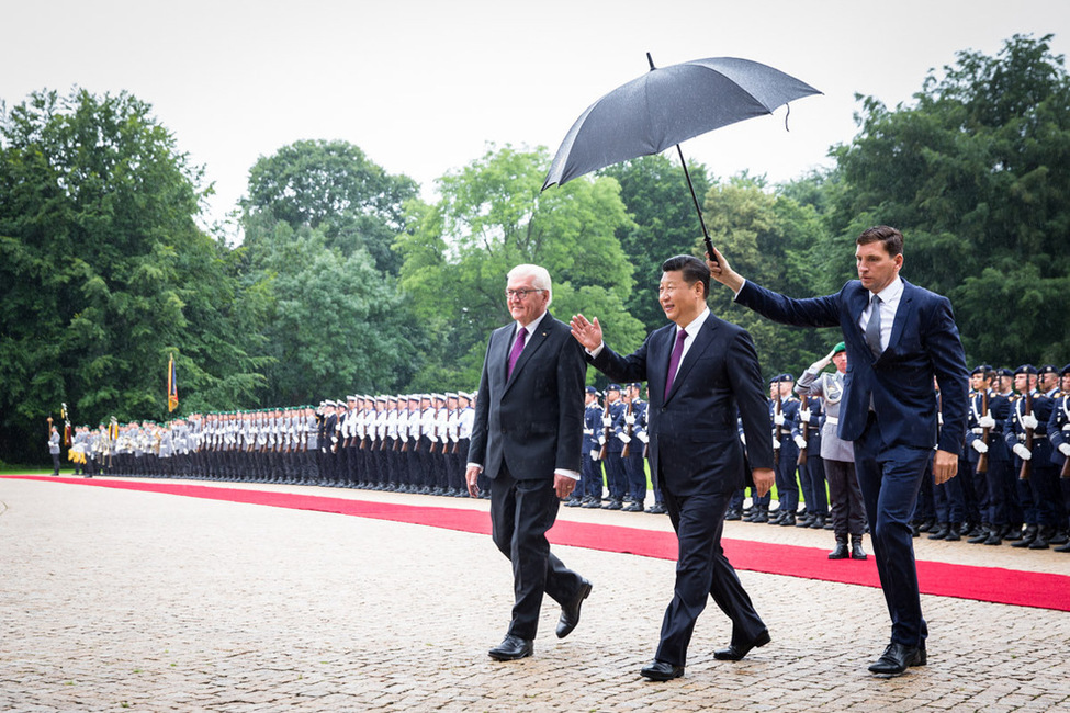 Bundespräsident Frank-Walter Steinmeier begrüßt den Präsidenten der Volksrepublik China Xi Jinping mit militärischen Ehren im Park von Schloss Bellevue anlässlich des Staatsbesuchs 