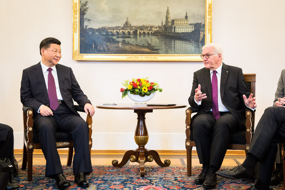 Bundespräsident Frank-Walter Steinmeier beim Gespräch mit Xi Jinpin im Amstzimmer von Schloss Bellevue anlässlich des Staatsbesuchs des Präsidenten der Volksrepublik China