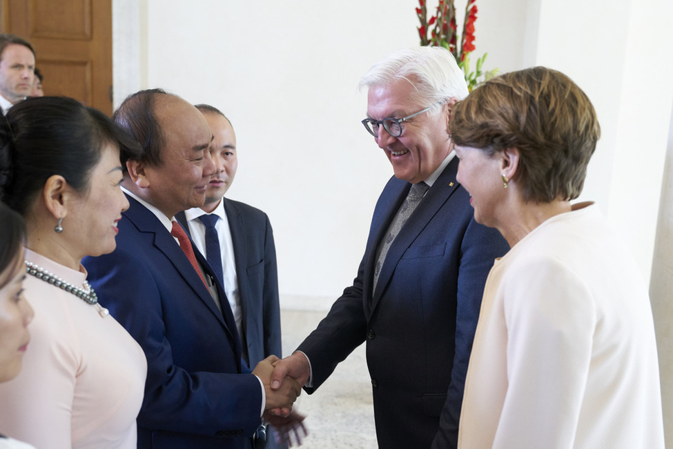 Bundespräsident Frank-Walter Steinmeier und Elke Büdenebnder begrüßen den Premierminister der Sozialistischen Republik Vietnam, Nguyen Xuan Phuc, und seine Frau Tran Nguyet Thu in der Eingangshalle von Schloss Bellevue 