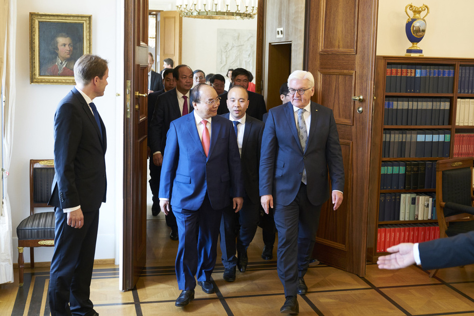 Bundespräsident Frank-Walter Steinmeier beim gemeinsamen Gang ins Amtszimmer mit Nguyen Xuan Phuc, Premierminister der Sozialistischen Republik Vietnam, in Schloss Bellevue 