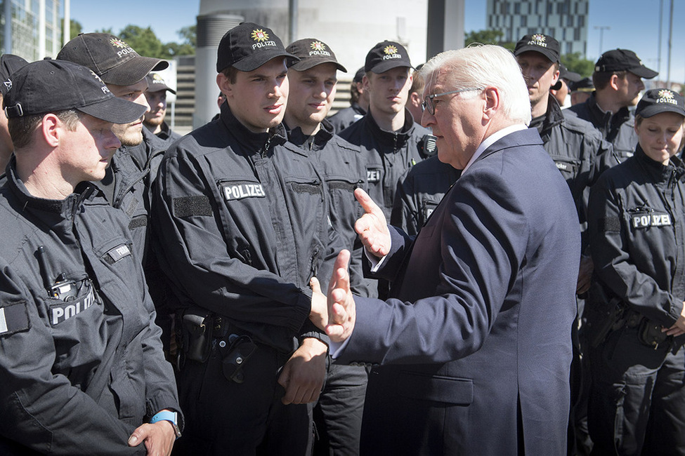Bundespräsident Frank-Walter Steinmeier beim Austausch mit Polizistinnen und Polizisten anlässlich seines Besuchs in Hamburg nach den Ausschreitungen während des G20-Gipfels 