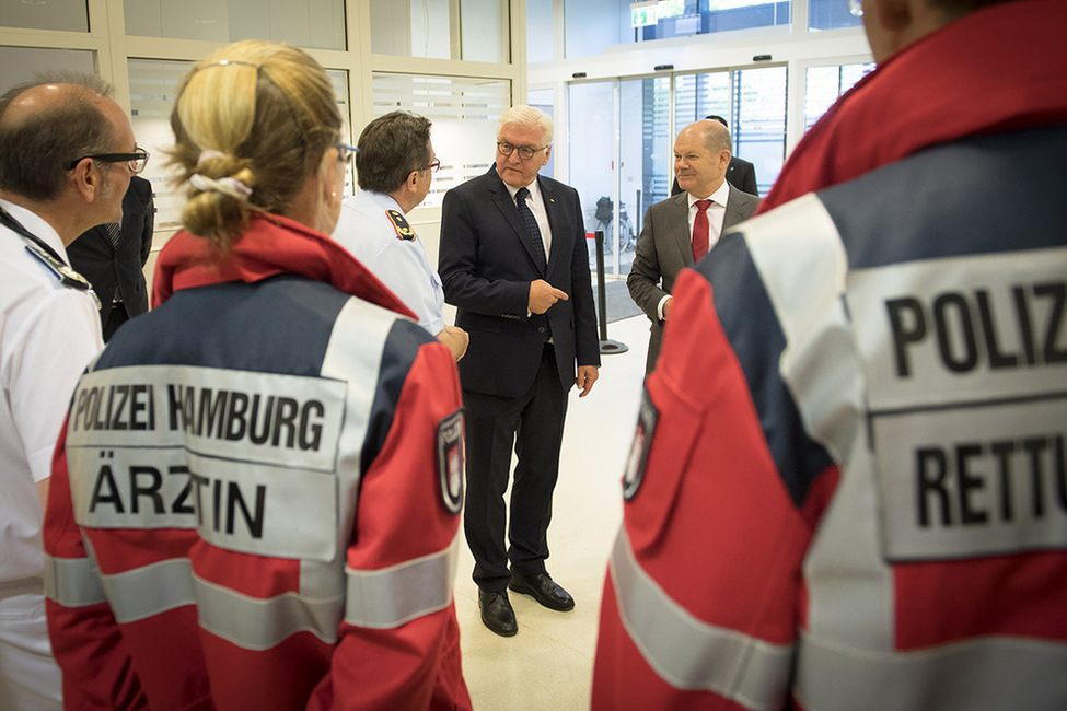 Bundespräsident Frank-Walter Steinmeier beim Austausch mit Rettungshelferinnen und -helfern anlässlich seines Besuchs in Hamburg nach den Ausschreitungen während des G20-Gipfels 
