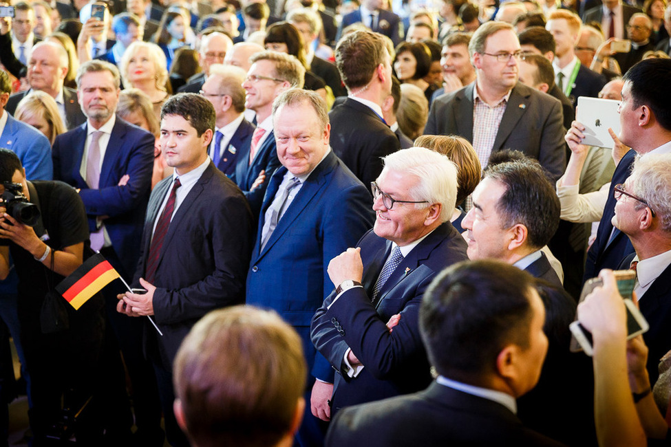 Bundespräsident Frank-Walter Steinmeier beim Abschlussempfang des Deutschen Nationentages im Saltanat Sarayi anlässlich des offiziellen Besuchs in der Republik Kasachstan