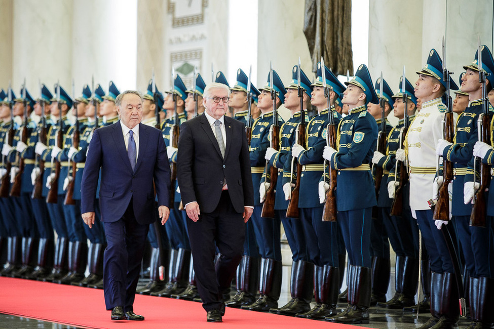 Bundespräsident Frank-Walter Steinmeier bei der Begrüßung mit militärischen Ehren durch Präsident Nasarbajew anlässlich des offiziellen Besuchs in der Republik Kasachstan