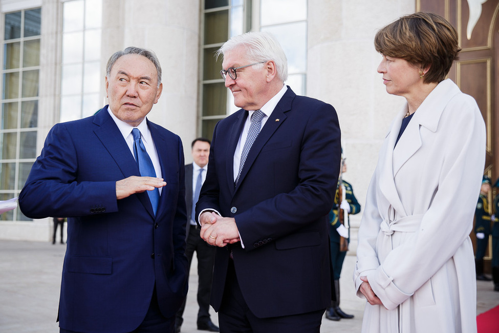 Bundespräsident Frank-Walter Steinmeier und Elke Büdenbender werden vom kasachischen Präsidenten vor dem Präsidentenpalast 'Ak Orda' begrüßt