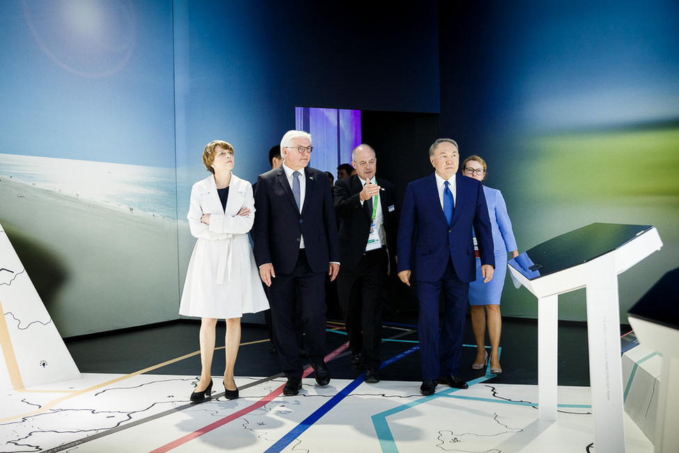 Bundespräsident Frank-Walter Steinmeier und Elke Büdenbender beim Rundgang durch den deutschen Pavillon gemeinsam mit dem kasachischen Präsidenten Nasarbajew anlässlich des offiziellen Besuchs in der Republik Kasachstan