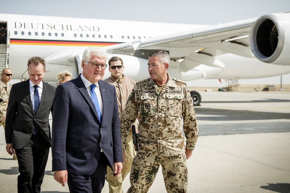 Bundespräsident Frank-Walter Steinmeier wird bei der Ankunft am Flughafen Masar-i-Sharif durch den Brigadegeneral André Bodemann anlässlich des Besuchs in Afghanistan begrüßt 