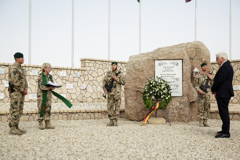 Bundespräsident Frank-Walter Steinmeier bei der Gedenkzeremonie für die im Einsatz getöteten deutschen Soldaten am Ehrenhain in Masar-i-Sharif anlässlich seines Besuchs in Afghanistan  