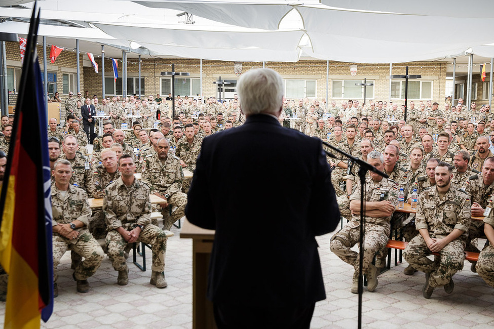 Bundespräsident Frank-Walter Steinmeier hält eine Ansprache in der Begegnungsstätte von Camp Marmal in Masar-i-Sharif anlässlich seines Besuchs in Afghanistan