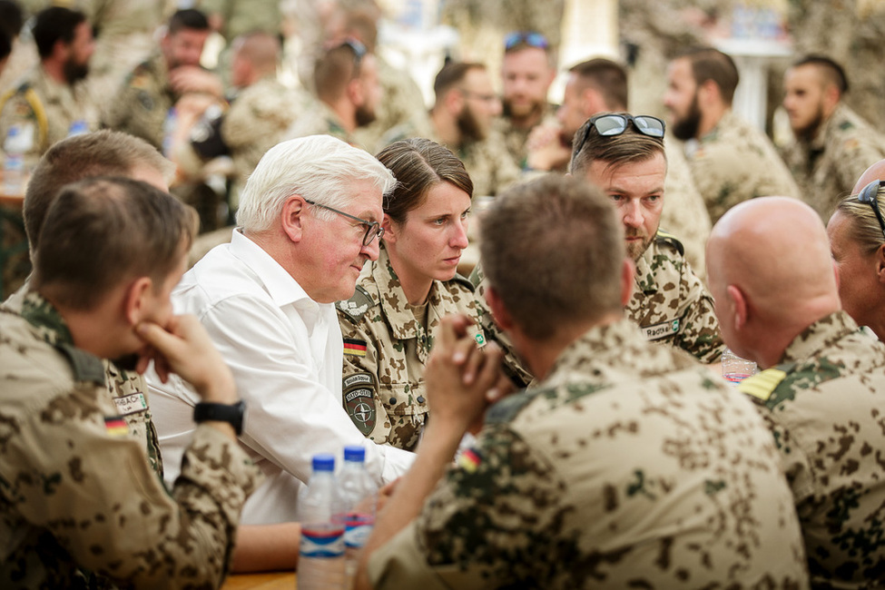 Bundespräsident Frank-Walter Steinmeier beim Austausch mit Soldatinnen und Soldaten in der Begegnungsstätte von Camp Marmal in Masar-i-Sharif anlässlich seines Besuchs in Afghanistan