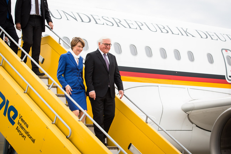 Bundespräsident Frank-Walter Steinmeier und Elke Büdenbender bei der Ankunft am Flughafen in Wien anlässlich des Antrittsbesuchs in der Republik Österreich  
