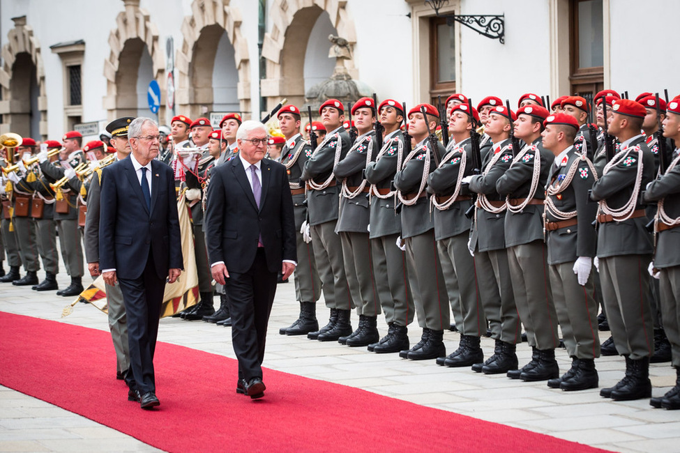 Bundespräsident Frank-Walter Steinmeier wird  mit militärischen Ehren durch den Bundespräsidenten der Republik Österreich, Alexander Van der Bellen, in der Hofburg in Wien anlässlich seines Antrittsbesuchs in der Republik Österreich begrüßt 