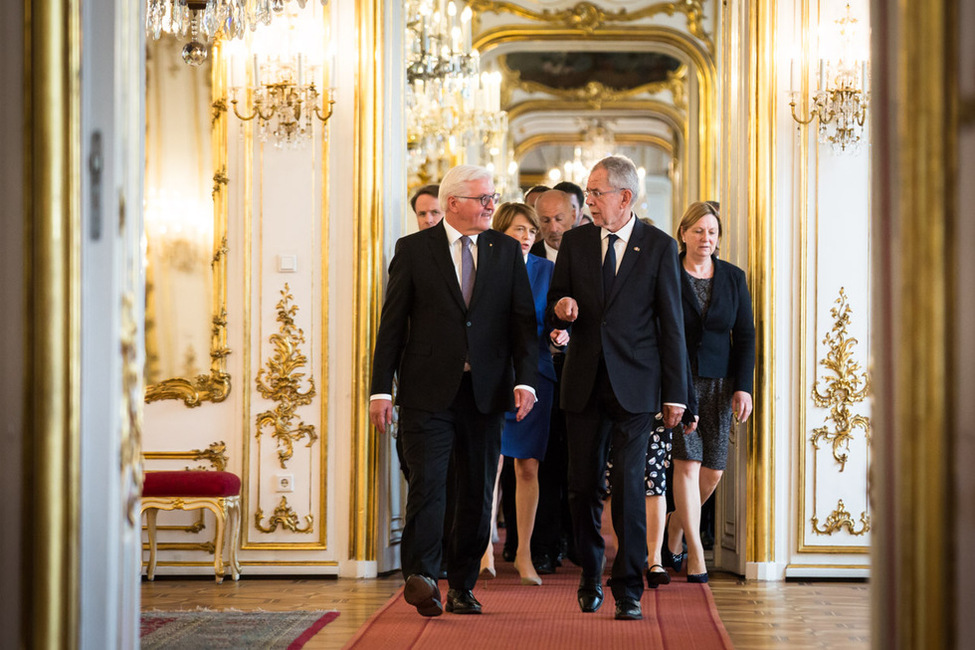 Bundespräsident Frank-Walter Steinmeier beim Gang zum Gespräch mit dem Bundespräsidenten der Republik Österreich, Alexander Van der Bellen, in der Hofburg in Wien anlässlich seines Antrittsbesuchs in der Republik Österreich  