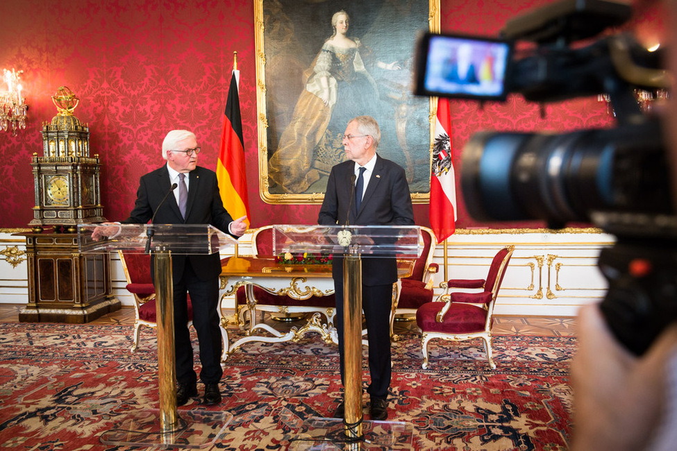 Bundespräsident Frank-Walter Steinmeier bei der gemeinsamen Pressebegegnung mit dem Bundespräsidenten der Republik Österreich, Alexander Van der Bellen, in der Hofburg in Wien anlässlich seines Antrittsbesuchs in der Republik Österreich  