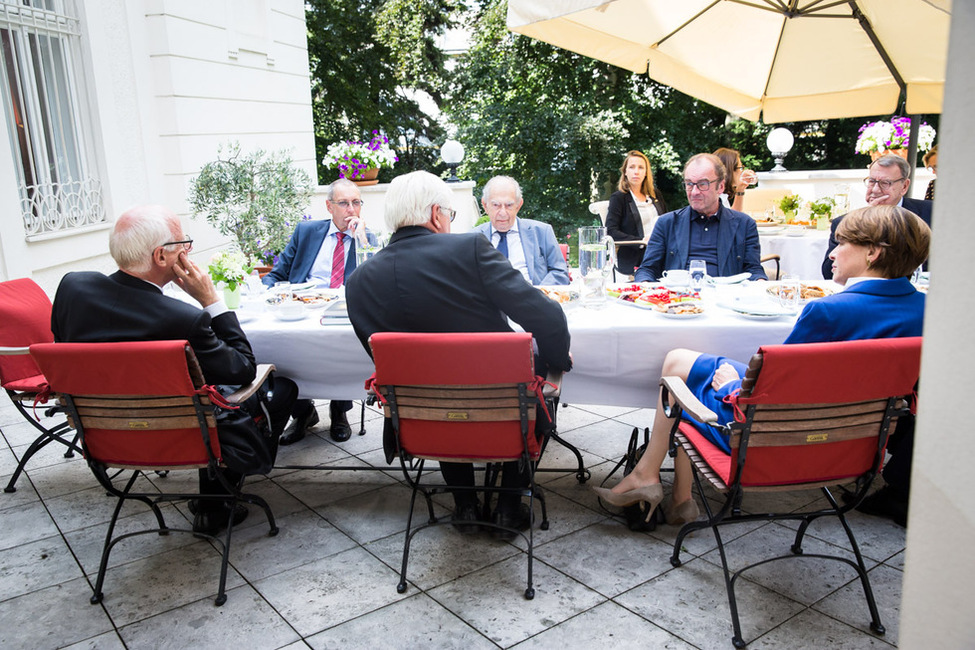 Bundespräsident Frank-Walter Steinmeier und Elke Büdenbender beim Gespräch mit österreichischen Intellektuellen in der Residenz des Botschafters der Bundesrepublik Deutschland in Wien anlässlich seines Antrittsbesuchs in der Republik Österreich  