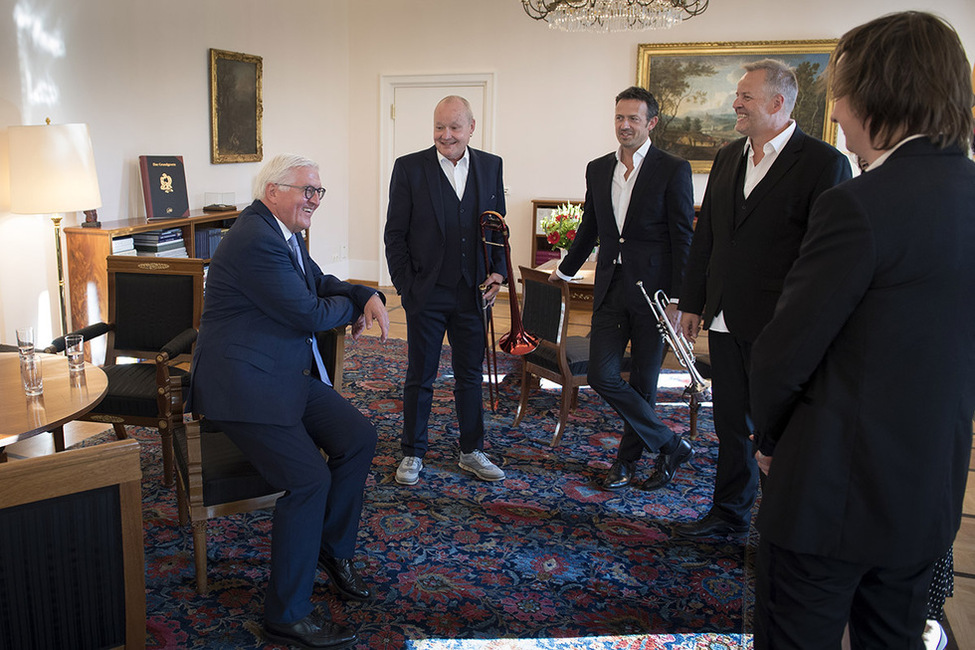 Bundespräsident Frank-Walter Steinmeier begrüßt die Musiker Nils Landgren, Till Brönner, Wolfgang Haffner, Michael Wollny und Lisa-Rebecca Wulff beim Kulturabend 'Jazz im Schloss Bellevue' in Schloss Bellevue