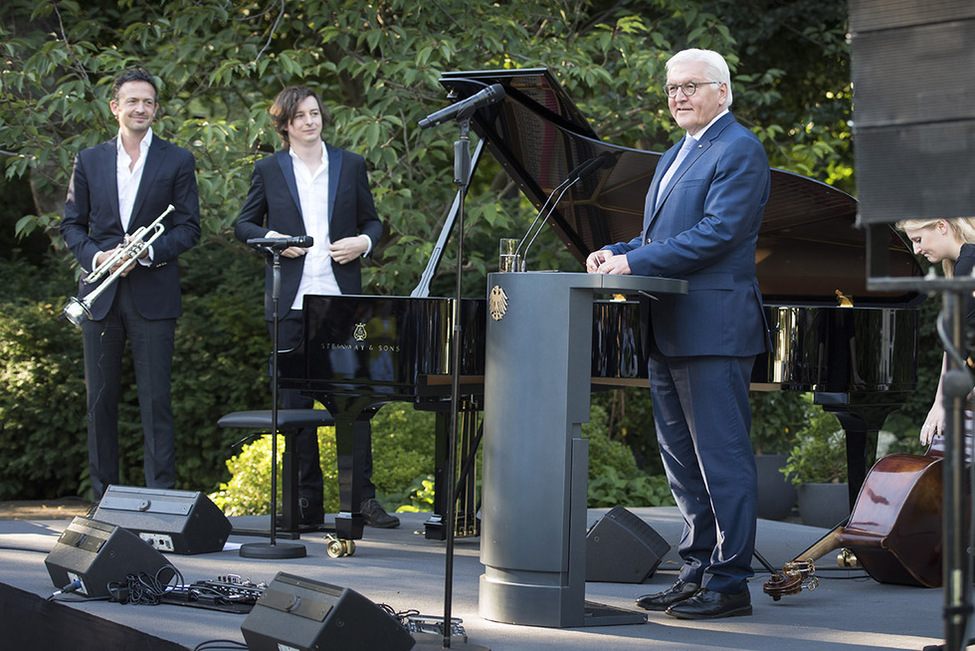 Bundespräsident Frank-Walter Steinmeier hält eine Ansprache  beim Kulturabend 'Jazz im Schloss Bellevue' im Präsidentengarten von Schloss Bellevue