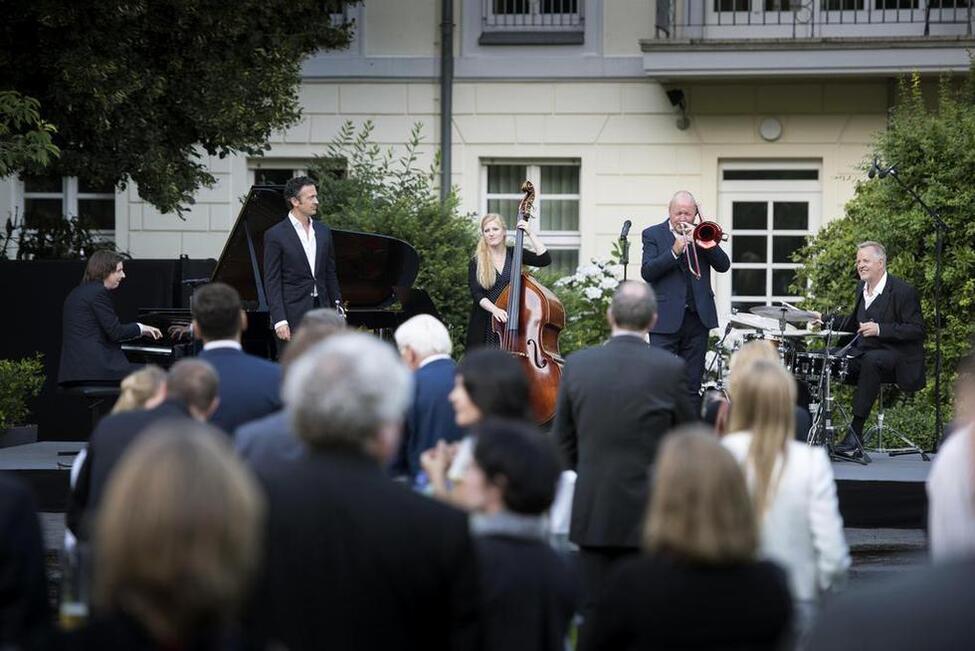 Die Musiker Nils Landgren, Till Brönner, Wolfgang Haffner, Michael Wollny und Lisa-Rebecca Wulff uaf der Bühne im Präsidentengarten anlässlich des Kulturabends 'Jazz im Schloss Bellevue' 