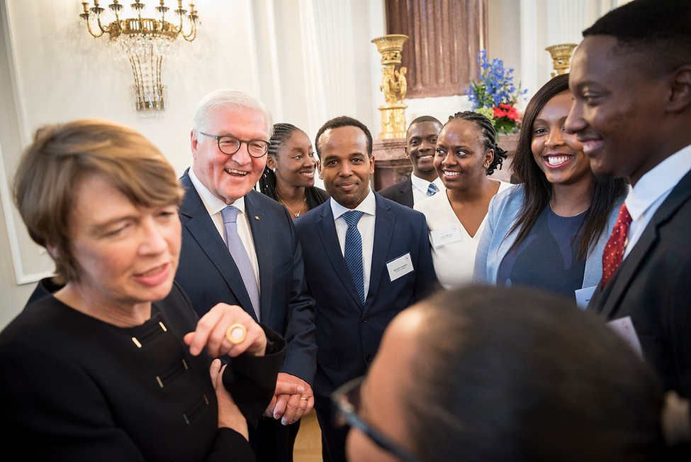 Bundespräsident Frank-Walter Steinmeier und Elke Büdenbender tauschen sich mit Stipendiatinnen und Stipendiaten von 'Afrika kommt!' im Langhanssaal anlässlich eines Empfangs in Schloss Bellevue aus 