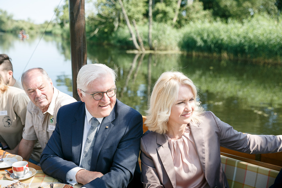 Bundespräsident Frank-Walter Steinmeier bei einer Floßfahrt auf Randow und Uecker im Naturpark Am Stettiner Haff in Eggesin anlässlich seines Antrittsbesuchs in Mecklenburg-Vorpommern  