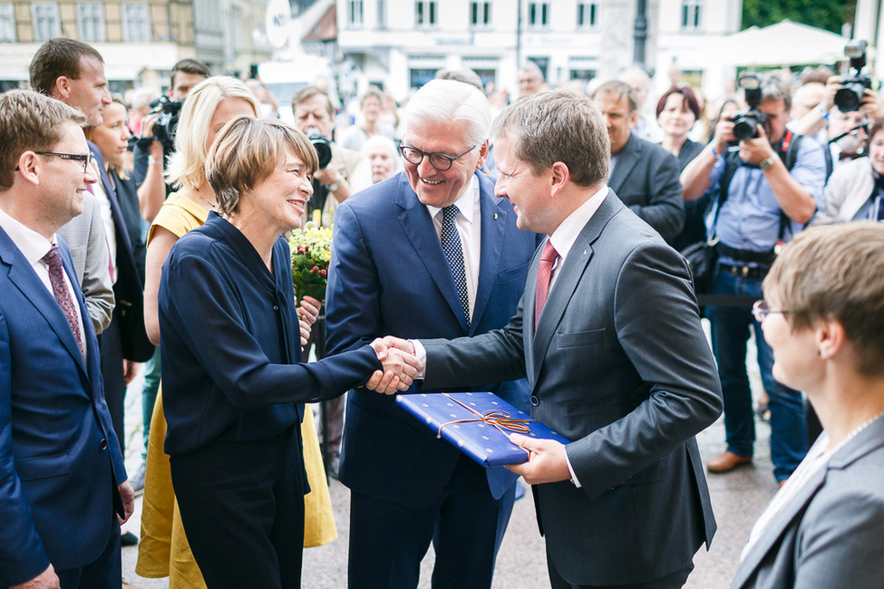 Bundespräsident Frank-Walter Steinmeier und Elke Büdenbender werden durch den Oberbürgermeister Rico Badenschier am Rathaus in Schwerin anlässlich des Antrittsbesuchs in Mecklenburg-Vorpommern begrüßt 