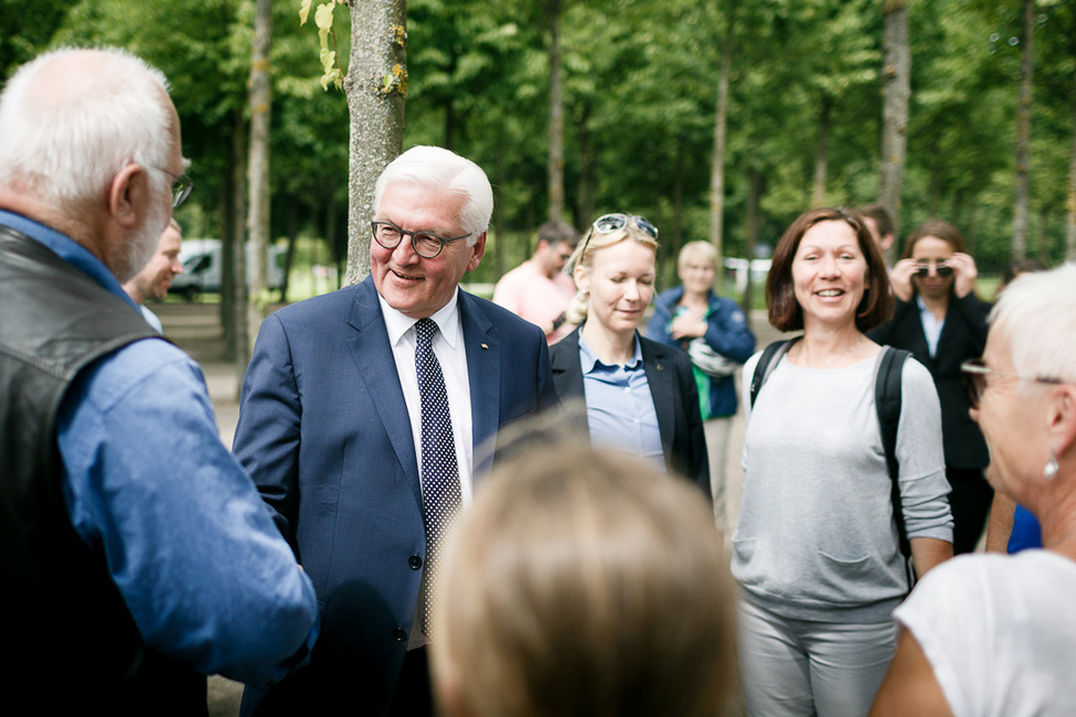 Bundespräsident Frank-Walter Steinmeier beim Gang zum Mittagessen mit Vertretern des Landtages im Schlossgarten im Teepavillon in Schwerin anlässlich des Antrittsbesuchs in Mecklenburg-Vorpommern  