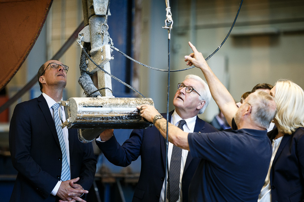 Bundespräsident Frank-Walter Steinmeier beim Besuch der Tamsen Maritim GmbH  in Rostock anlässlich des Antrittsbesuchs in Mecklenburg-Vorpommern  