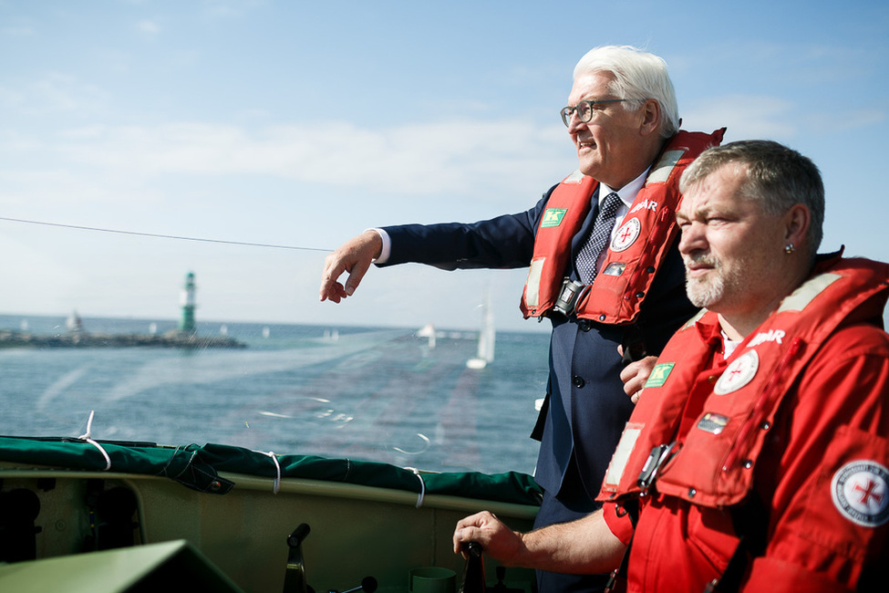 Bundespräsident Frank-Walter Steinmeier bei der Fahrt mit dem Boot der Deutschen Gesellschaft zur Rettung Schiffbrüchiger nach Warnemünde anlässlich des Antrittsbesuchs in Mecklenburg-Vorpommern  