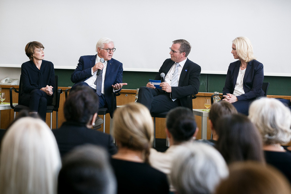 Bundespräsident Frank-Walter Steinmeier und Elke Büdenbender beim Gespräch zum Thema 'Frauen in Führungspositionen' im Leibniz-Institut für Ostseeforschung Warnemünde (IOW) anlässlich des Antrittsbesuchs in Mecklenburg-Vorpommern  