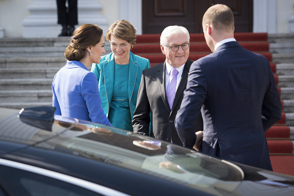 Bundespräsident Frank-Walter Steinmeier und Elke Büdenbender begrüßen Prinz William und Catherine, Herzog und Herzogin von Cambridge, an dem Schlossportal von Schloss Bellevue 