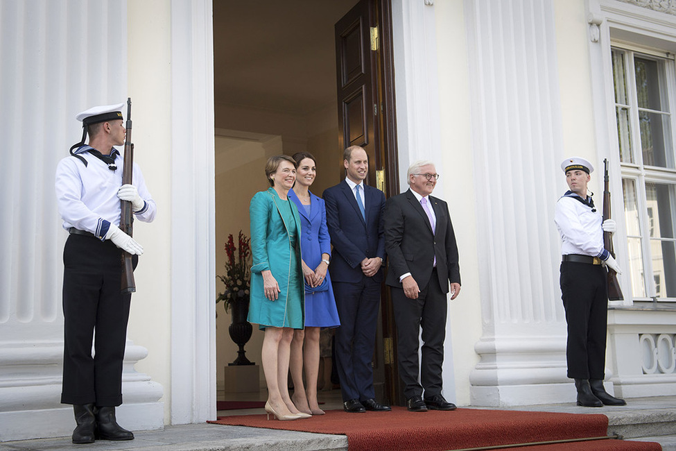 Bundespräsident Frank-Walter Steinmeier und Elke Büdenbender begrüßen Prinz William und Catherine, Herzog und Herzogin von Cambridge, an dem Schlossportal von Schloss Bellevue 