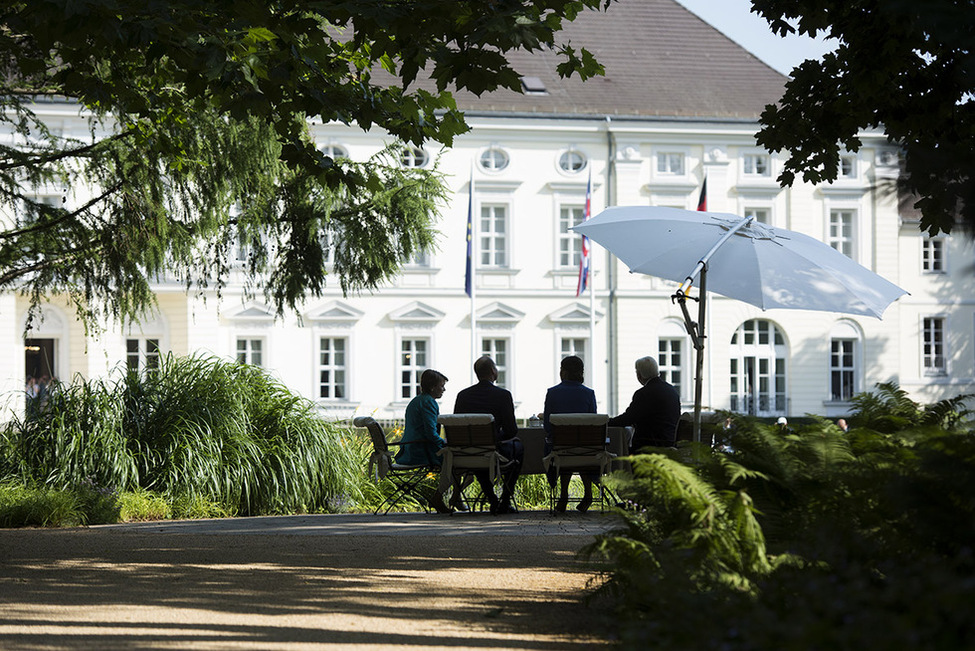 Bundespräsident Frank-Walter Steinmeier und Elke Büdenbender beim Gespräch mit Prinz William und Catherine, Herzog und Herzogin von Cambridge, im Schlosspark von Schloss Bellevue 