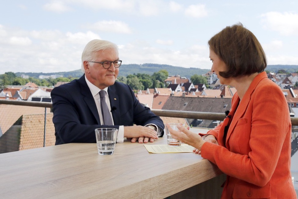 Bundespräsident Frank-Walter Steinmeier im ZDF-Sommerinterview mit der Journalistin Bettina Schausten in Bad Salzuflen