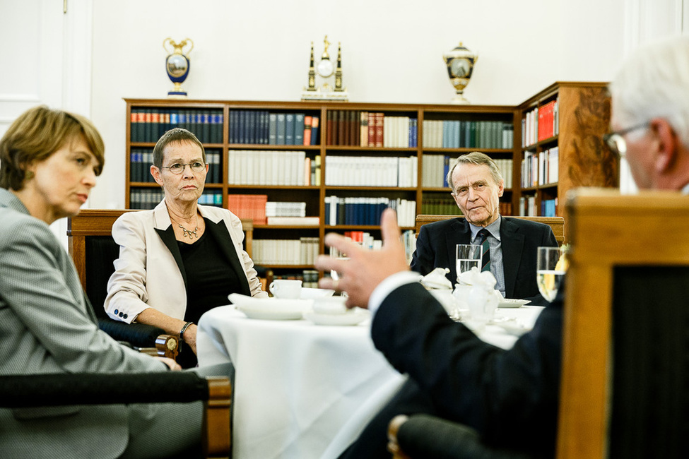 Bundespräsident Frank-Walter Steinmeier und Elke Büdenbender im Austausch mit Hans-Ulrich Klose und seiner Frau Anne Steinbeck-Klose im Amtszimmer anlässlich einer Teestunde zu seinen Ehren in Schloss Bellevue 