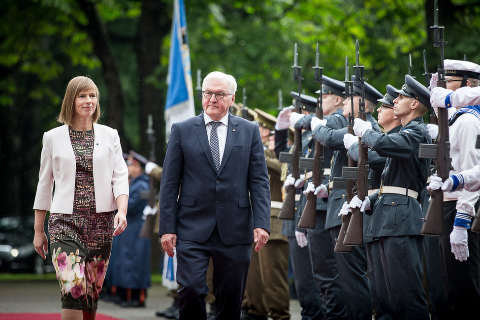 Bundespräsident Frank-Walter Steinmeier wird mit militärischen Ehren durch die Präsidentin der Republik Estland, Kersti Kaljulaid, in ihrem Amtssitz in Tallin anlässlich seines offiziellen Besuchs in der Republik Estland begrüßt 