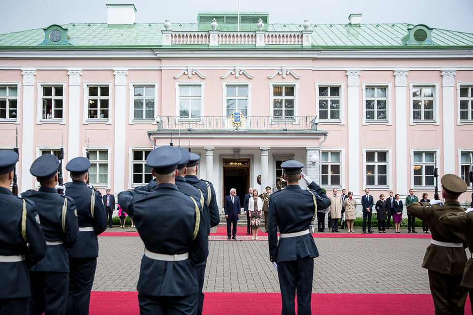 Bundespräsident Frank-Walter Steinmeier wird mit militärischen Ehren durch die Präsidentin der Republik Estland, Kersti Kaljulaid, in ihrem Amtssitz in Tallin anlässlich seines offiziellen Besuchs in der Republik Estland begrüßt 