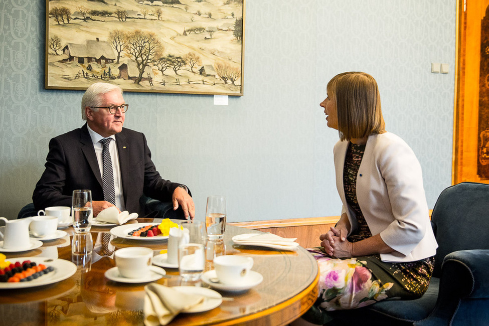 Bundespräsident Frank-Walter Steinmeier beim Gespräch mit der Präsidentin der Republik Estland, Kersti Kaljulaid, in ihrem Amtssitz in Tallin anlässlich seines offiziellen Besuchs in der Republik Estland  