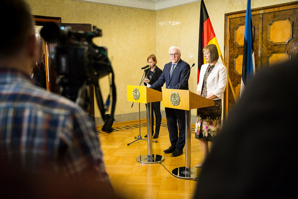 Bundespräsident Frank-Walter Steinmeier bei der gemeinsamen Begegnung mit der Presse mit der Präsidentin der Republik Estland, Kersti Kaljulaid, in ihrem Amtssitz in Tallin anlässlich seines offiziellen Besuchs in der Republik Estland  